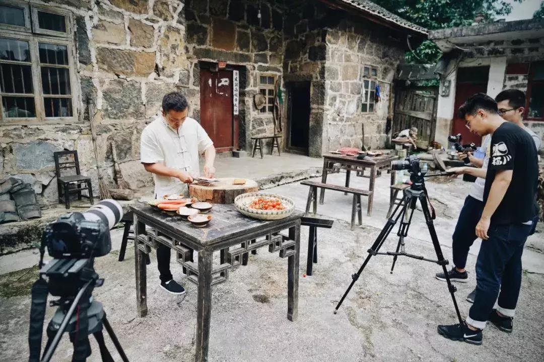 云南美食之旅，探索丝娃娃的魅力