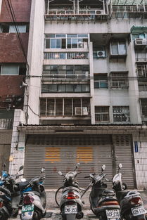 环卫工向小院子扔垃圾，城市管理之痛与公众责任